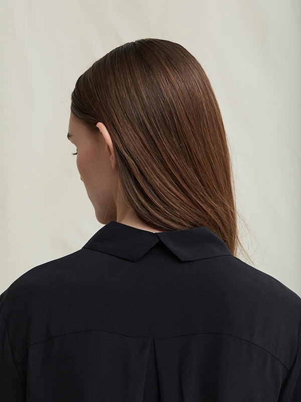 Schulz by Crowd klassisk silke skjorte i sort med detalje i nakken