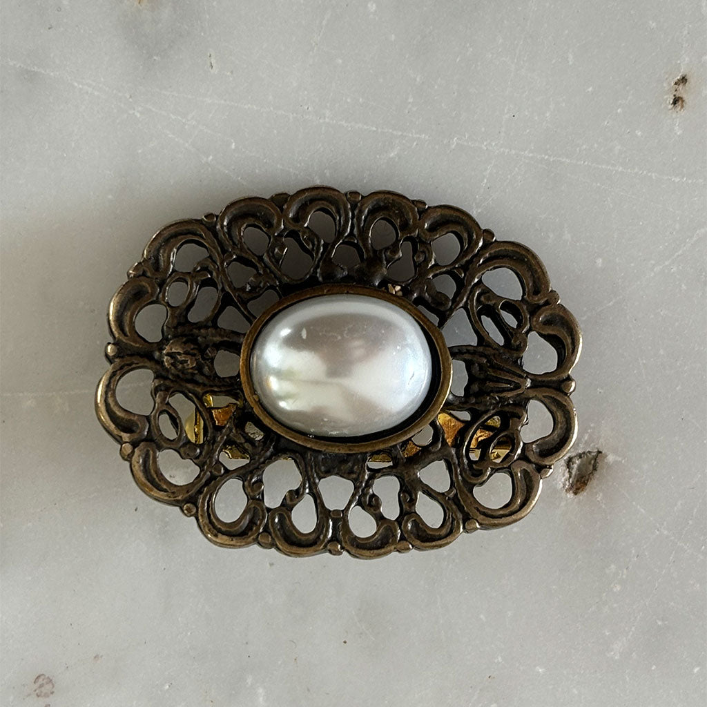 ATELIER Paris Broche med lille hvid "perle"