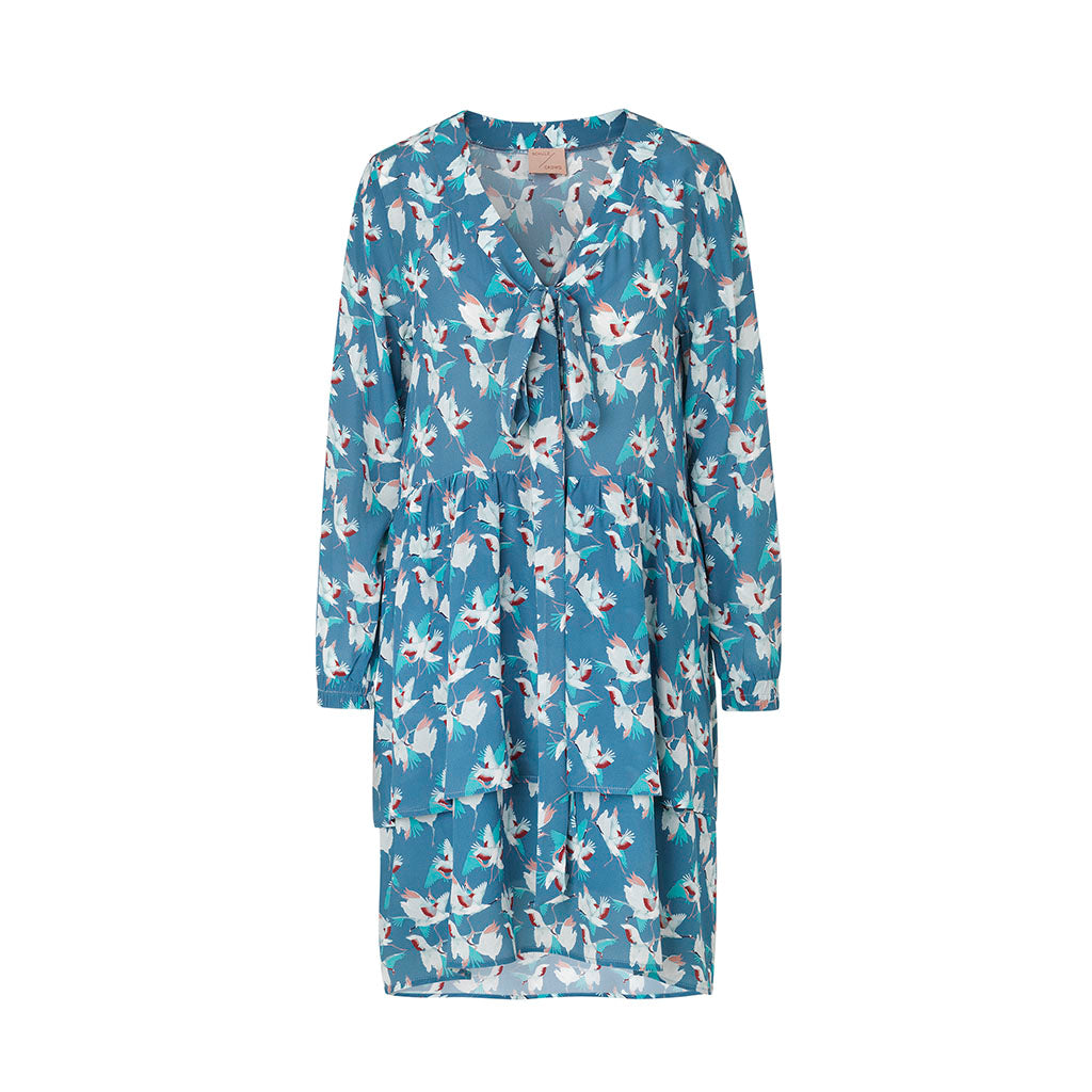 Schulz by crowd silke kjole i fulgleprint med v-udskæring og bindebånd