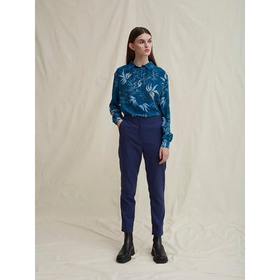 Schulz by Crowd Silas blå print silkebluse med krave og draperinger