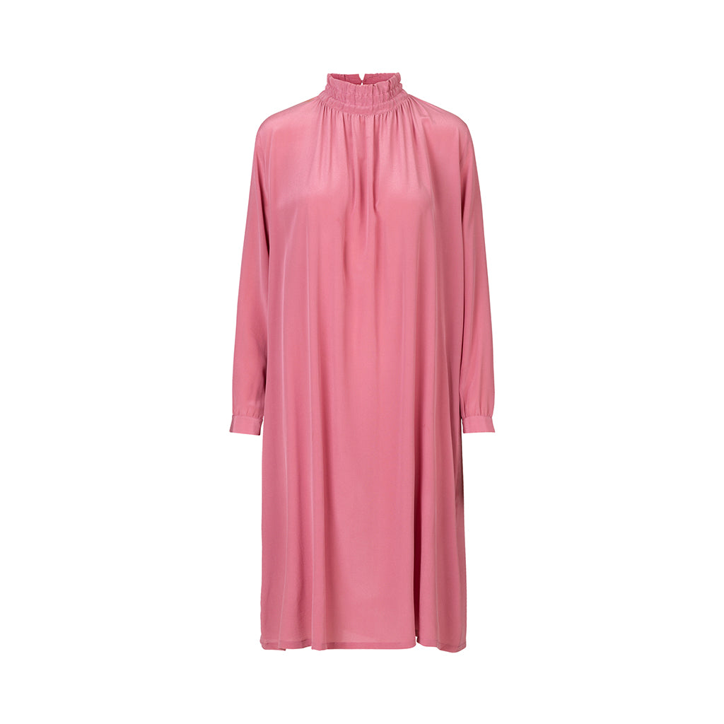 schulz by crowd silkekjole i rosa med høj hals