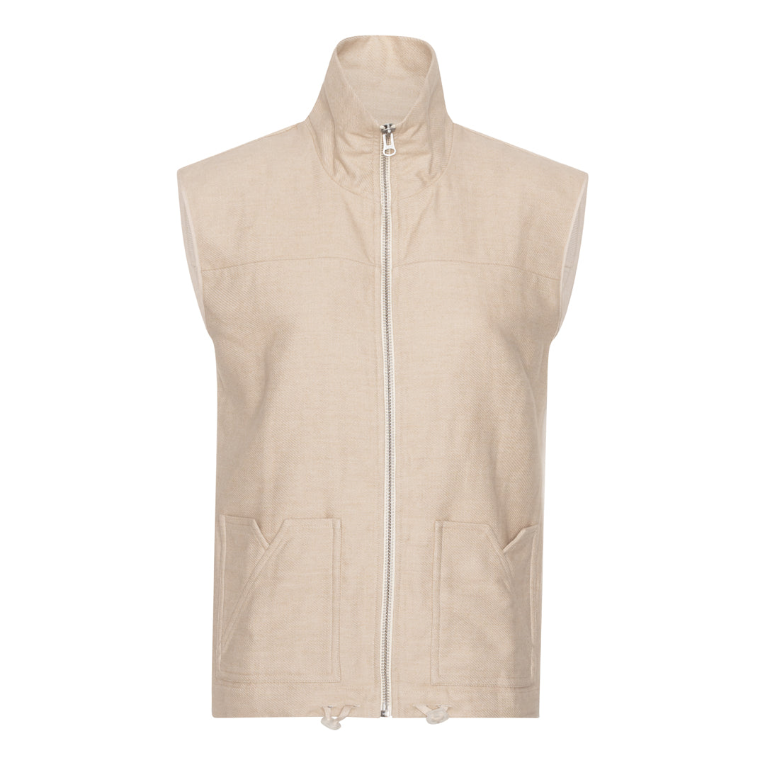 Schulz by Crowd Jussi vest er den ultimative vest.  Den har et sporty look med vores signatur lommer. Den kan bruges både ind og som overtøj og holder dig varm og smart på samme tid. Køb den her